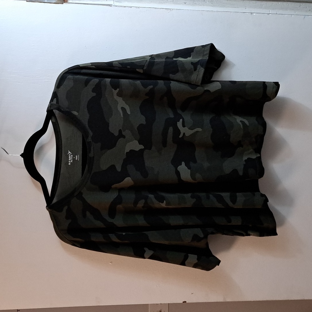 Old Navy camo crop top size 1X